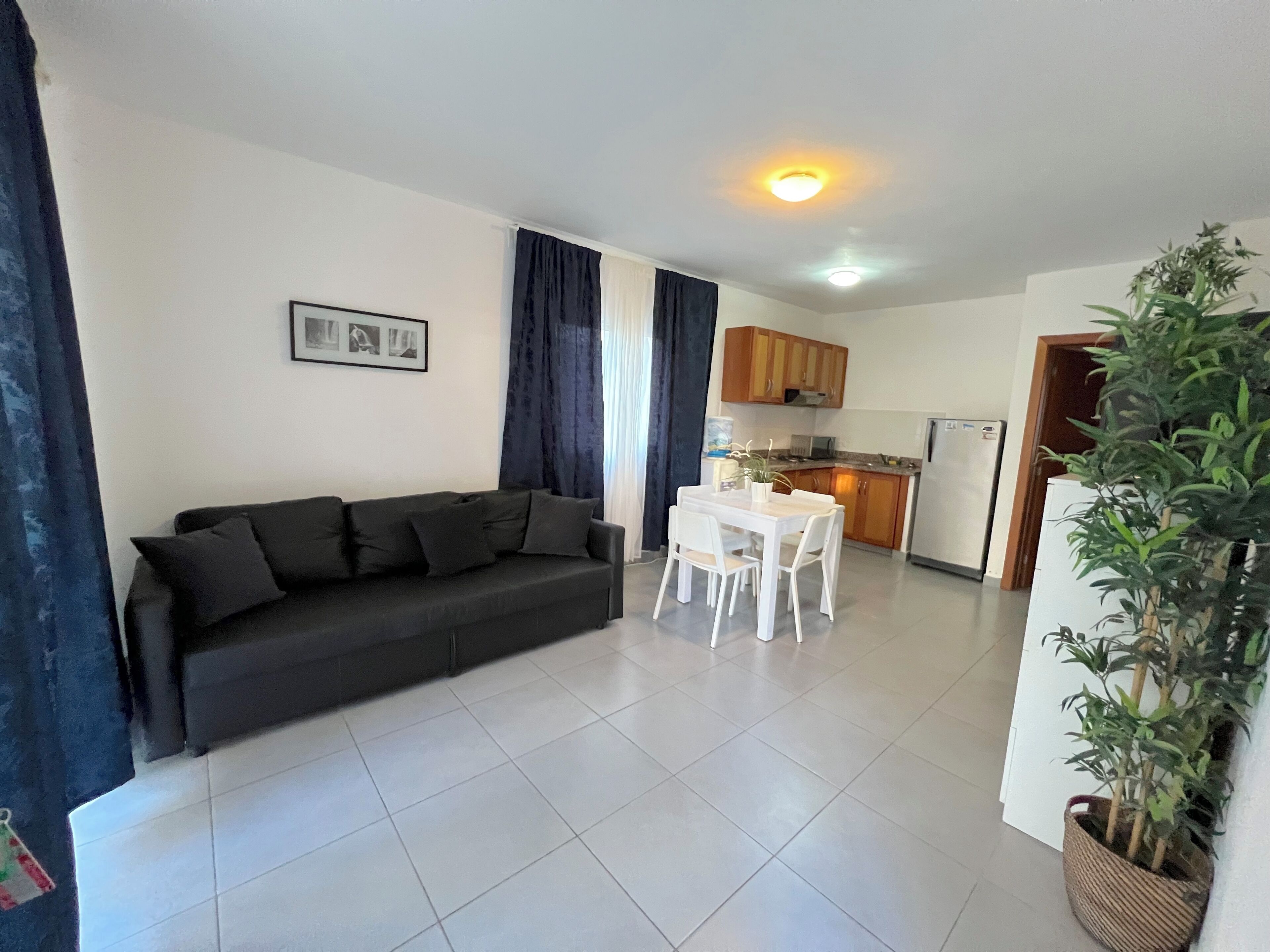 Suite Deluxe, balcón, vistas al jardín | Zona de estar | Una televisión LCD