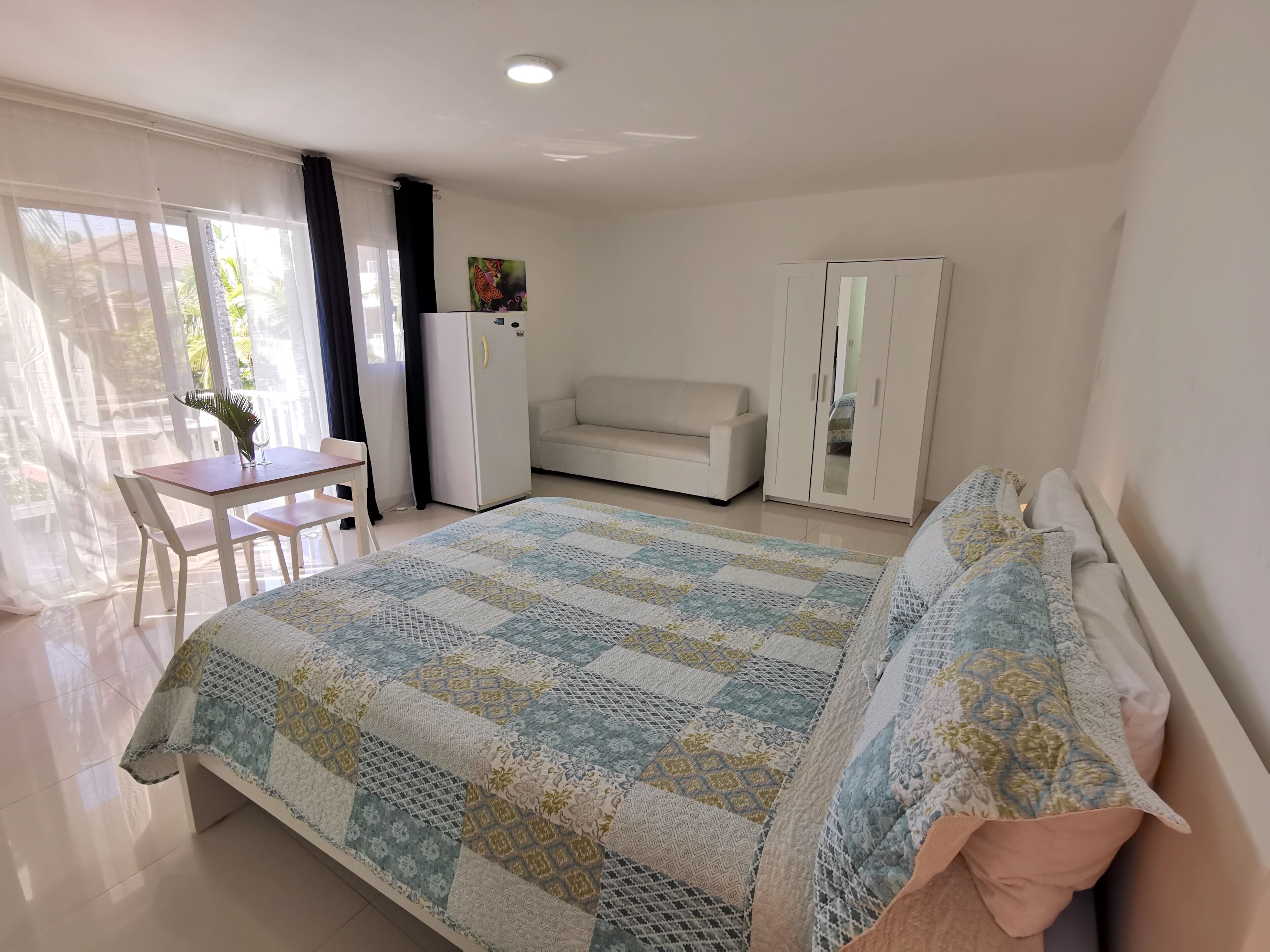Estudio, balcón, vistas a la piscina | Caja fuerte, espacio para trabajar con un portátil, cortinas opacas