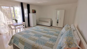 Estudio, balcón, vistas a la piscina | Caja fuerte, espacio para trabajar con un portátil, cortinas opacas