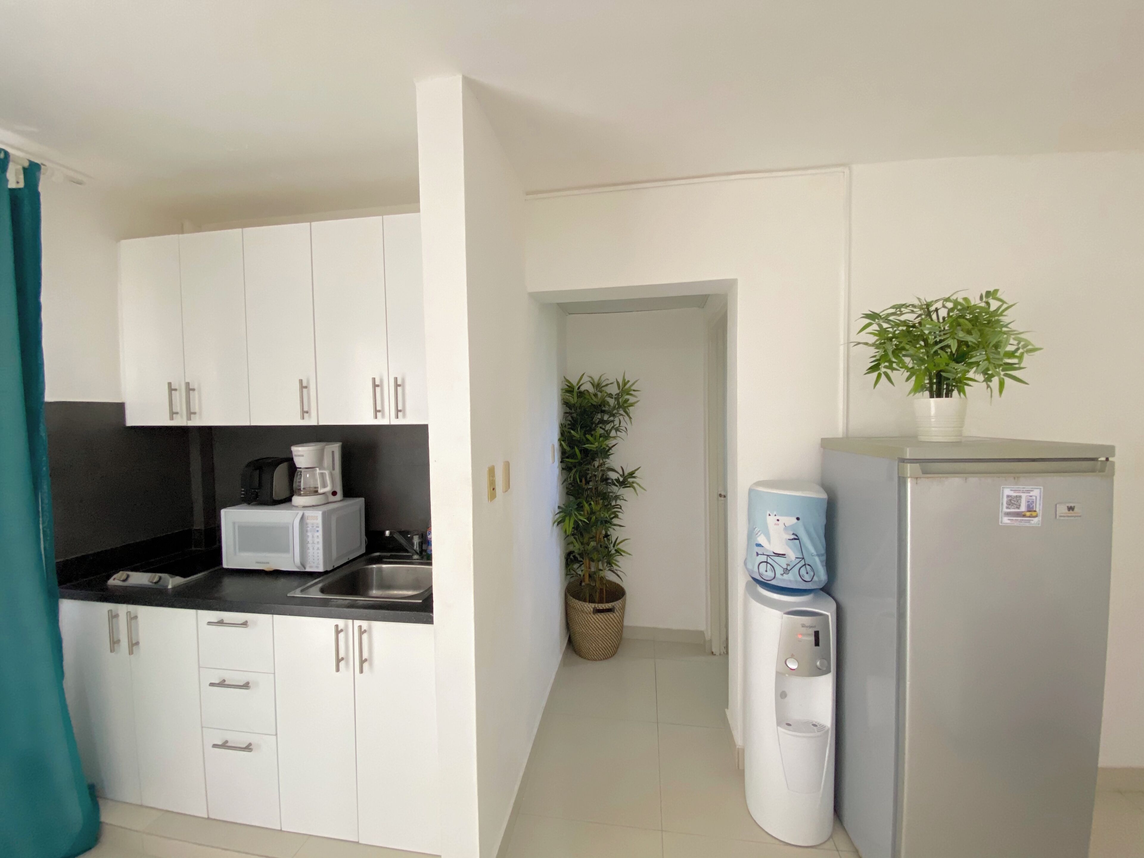 Superior studio, balkon | Privékeuken | Een koffiezetapparaat/waterkoker, een koelkast met diepvriezer