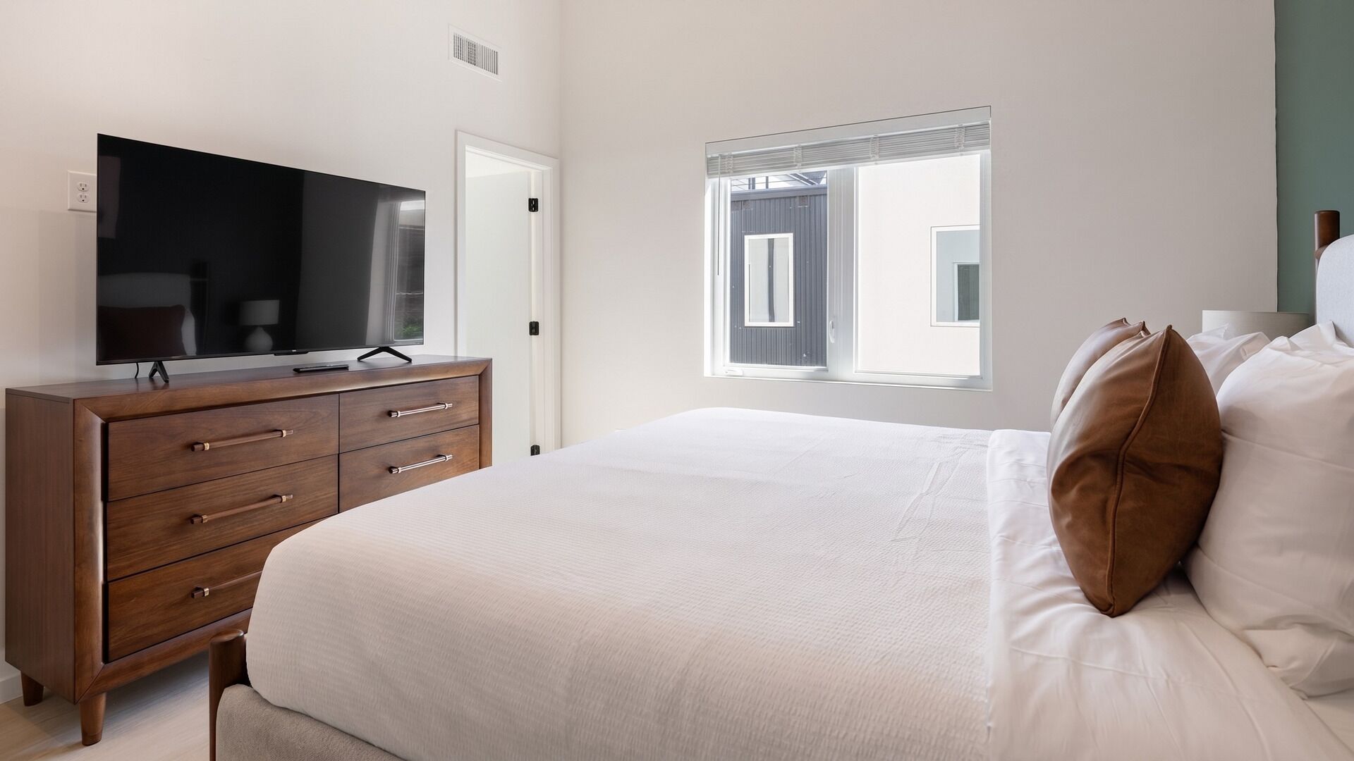 3 Schlafzimmer, Schreibtisch, Bügeleisen/Bügelbrett, WLAN