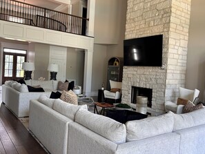 Living area - Private Luxury Estate-Large Fishing Pond-Pool-Event/Wedding Venue (Benton)