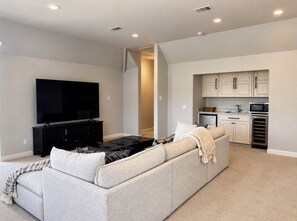 Living area - Private Luxury Estate-Large Fishing Pond-Pool-Event/Wedding Venue (Benton)