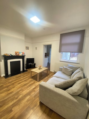 Smart TV, books -  4-bedroom house in Chelmsford, 10 mins walk from bus and train station (Chelmsford)
