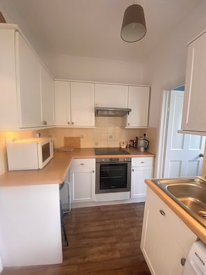 Fridge, microwave, oven, stovetop -  4-bedroom house in Chelmsford, 10 mins walk from bus and train station (Chelmsford)