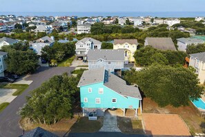 A residential area with houses, a swimming pool, and a view of the ocean. - Newly Renovated Family Home in Ocean Sands (Corolla)