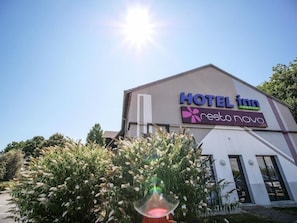 Hotellirakennuksessa on kyltti, jossa lukee: ”HOTEL inn resta nova”.