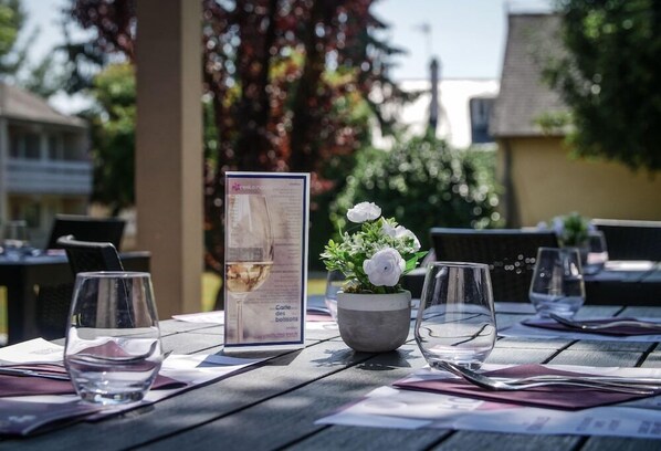 Outdoor dining - Hotel Inn Design Resto Novo Alencon (Valframbert)