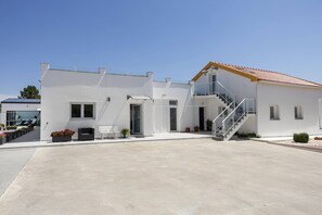 A modern two-story building with a flat roof and a balcony. - Casa Amável - Vila Serena (Caldas da Rainha)