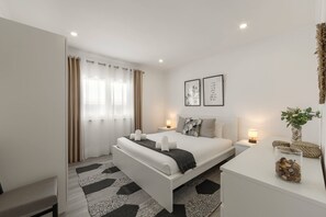 A modern bedroom with a large bed, bedside tables, a bedside lamp, a decorative mirror, and a window with curtains. - Casa Amável - Vila Serena (Caldas da Rainha)