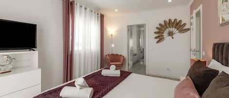 2 habitaciones, tabla de planchar con plancha, cuna de viaje y internet