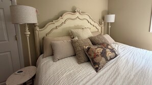 Una camera da letto con un letto, un tavolino rotondo e due lampade.