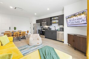 A modern apartment with a dining area, kitchen, and living room. - Walk to Bishop Arts | Coffee & Dining Nearby Walk! (Dallas)