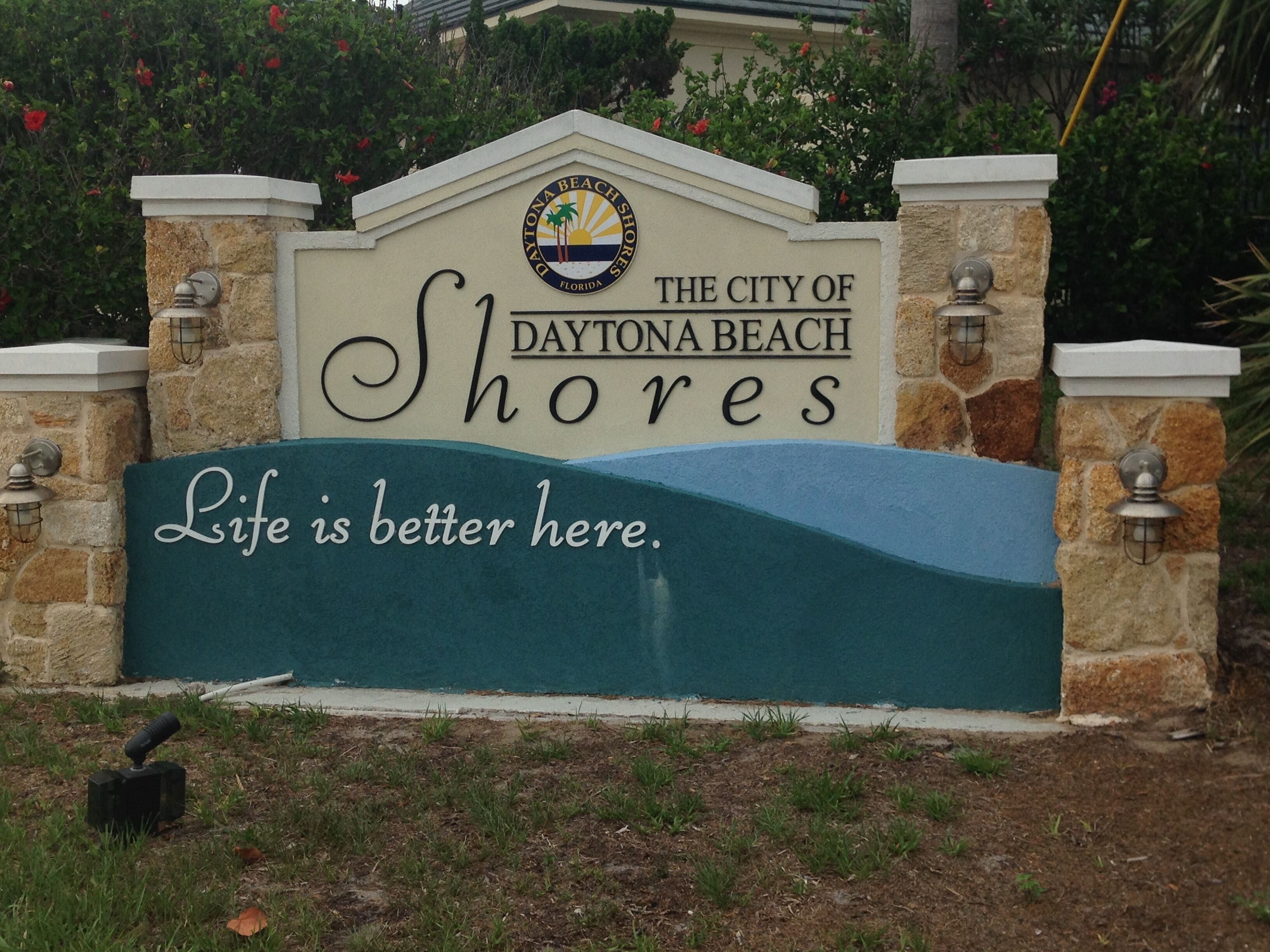 Señal de Daytona Beach, Florida, con el lema 'La vida es mejor aquí'.