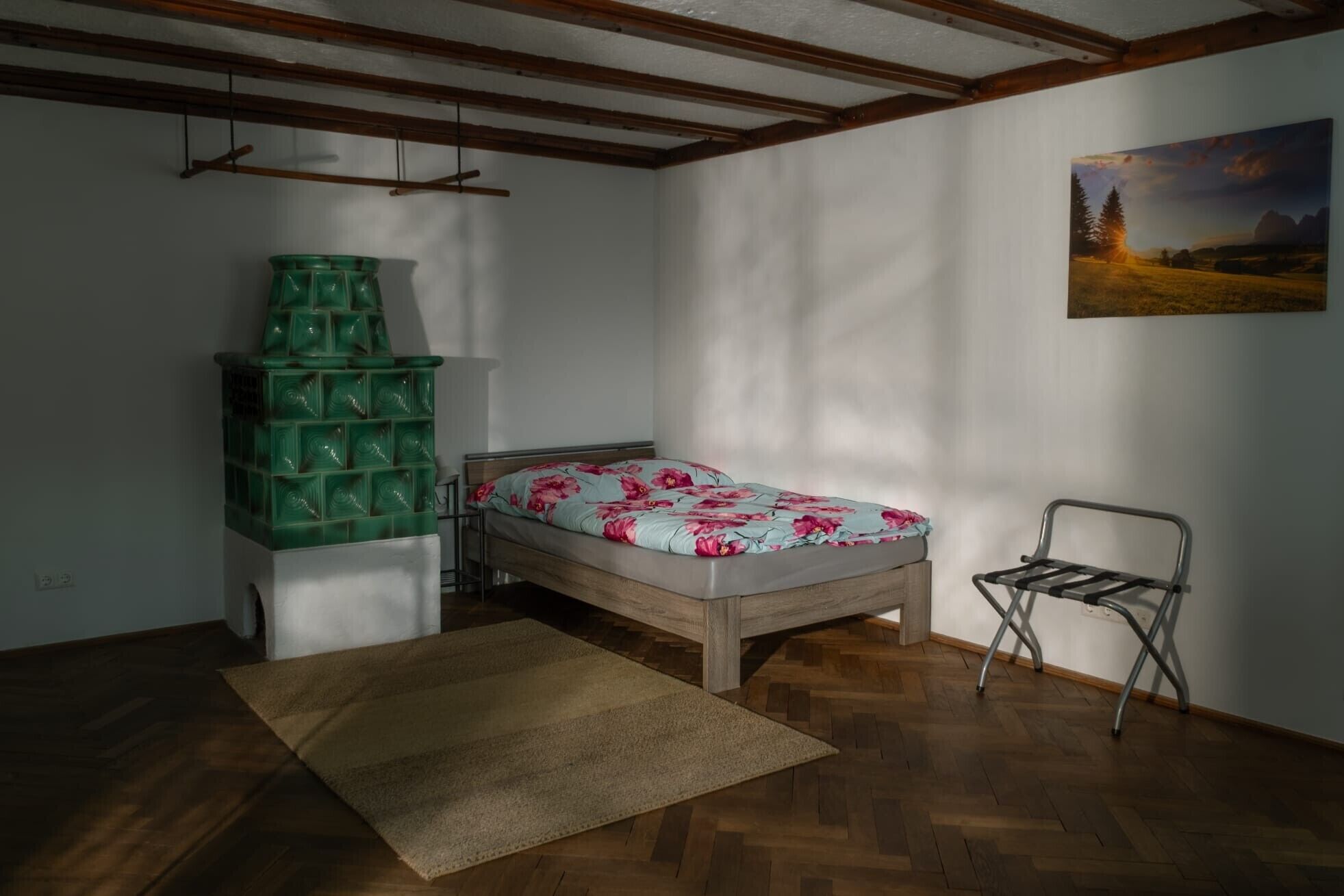 Tabla de planchar con plancha, wifi, ropa de cama