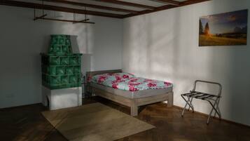 Tabla de planchar con plancha, wifi, ropa de cama