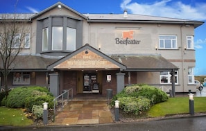 Exterior - Premier Inn Glasgow Hotel (Hamilton)