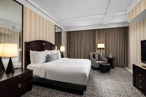 ADA King Room w/ Roll-In Shower & Views