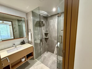 Hair dryer, towels, toilet paper - Charming 2-bedroom apartment with AC in lovely Tambon Sa Khu (Tambon Sa Khu)