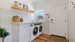 A laundry room with a washing machine, a drying rack, and a window. - Lavender Porch by Avantstay Designer Bungalow + Fire Pit Near Downtown, Paso (Paso Robles)