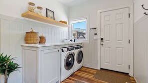 A laundry room with a washing machine, a drying rack, and a window. - Lavender Porch by Avantstay Designer Bungalow + Fire Pit Near Downtown, Paso (Paso Robles)