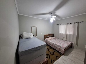Room - House with heated pool in Mongaguá. (Mongaguá)