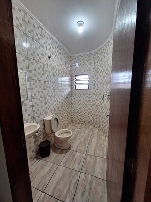 Bathroom - House with heated pool in Mongaguá. (Mongaguá)
