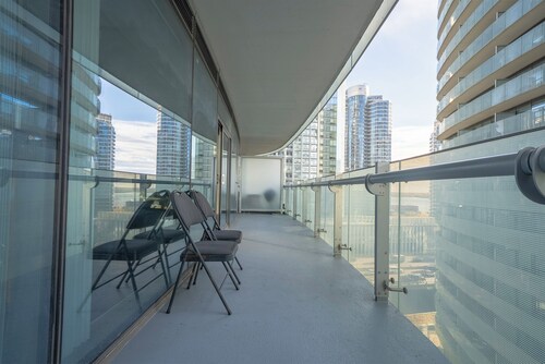 Spacious & Modern 2BR Downtown Suite w/ Parking