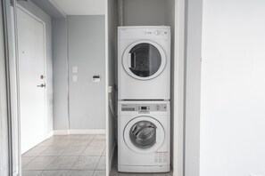 Interior - Spacious & Modern 2BR Downtown Suite w/ Parking (Toronto)