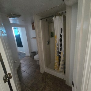 Toallas, jabón, shampoo, papel de baño 
