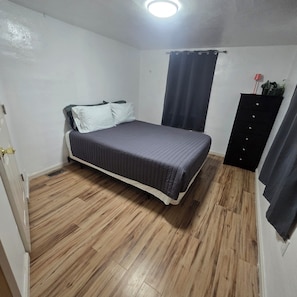 1 habitación, escritorio y ropa de cama 