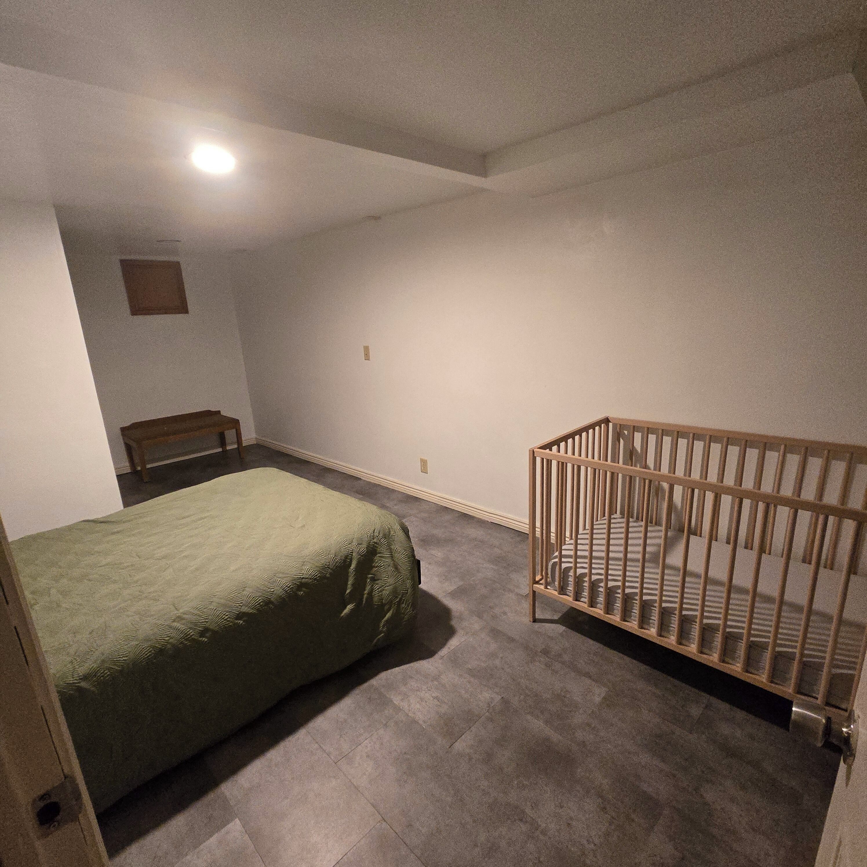 1 Schlafzimmer, Schreibtisch, Bettwäsche