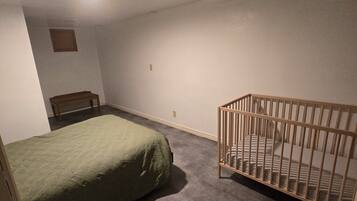 1 Schlafzimmer, Schreibtisch, Bettwäsche