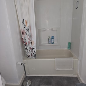 Toallas, jabón, shampoo, papel de baño 