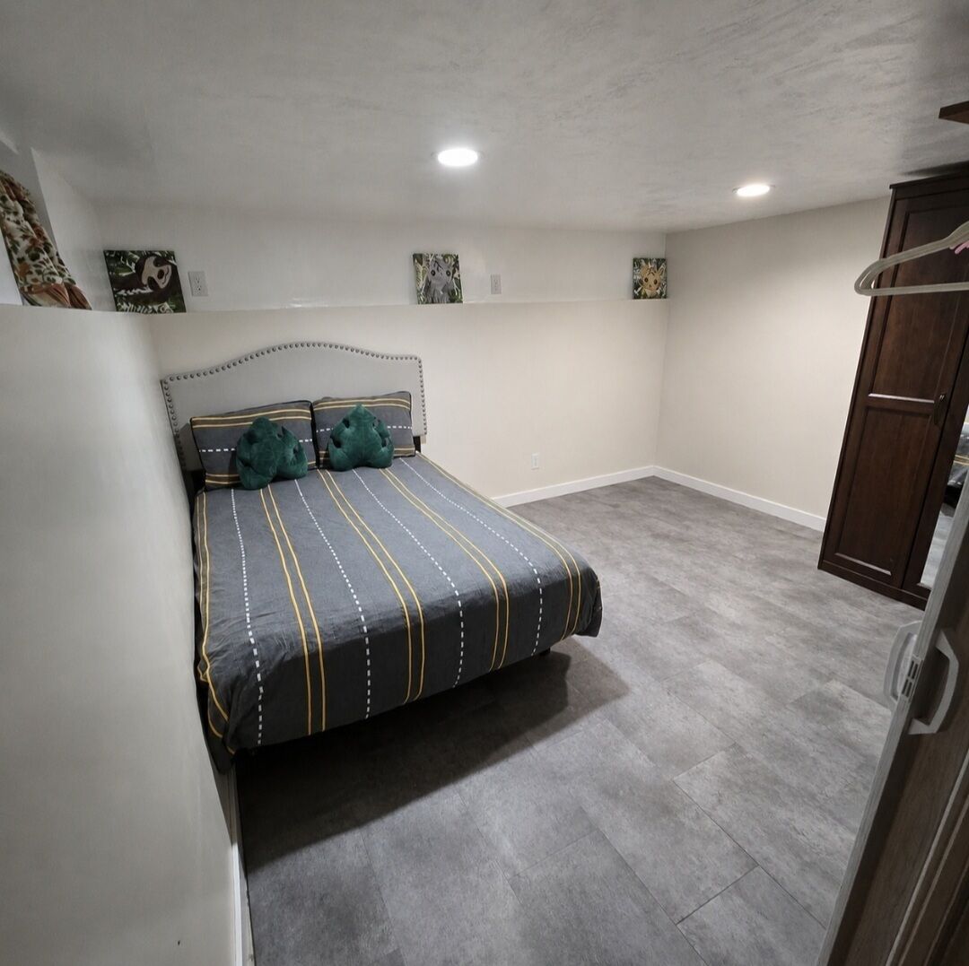 1 bedroom, desk, bed sheets