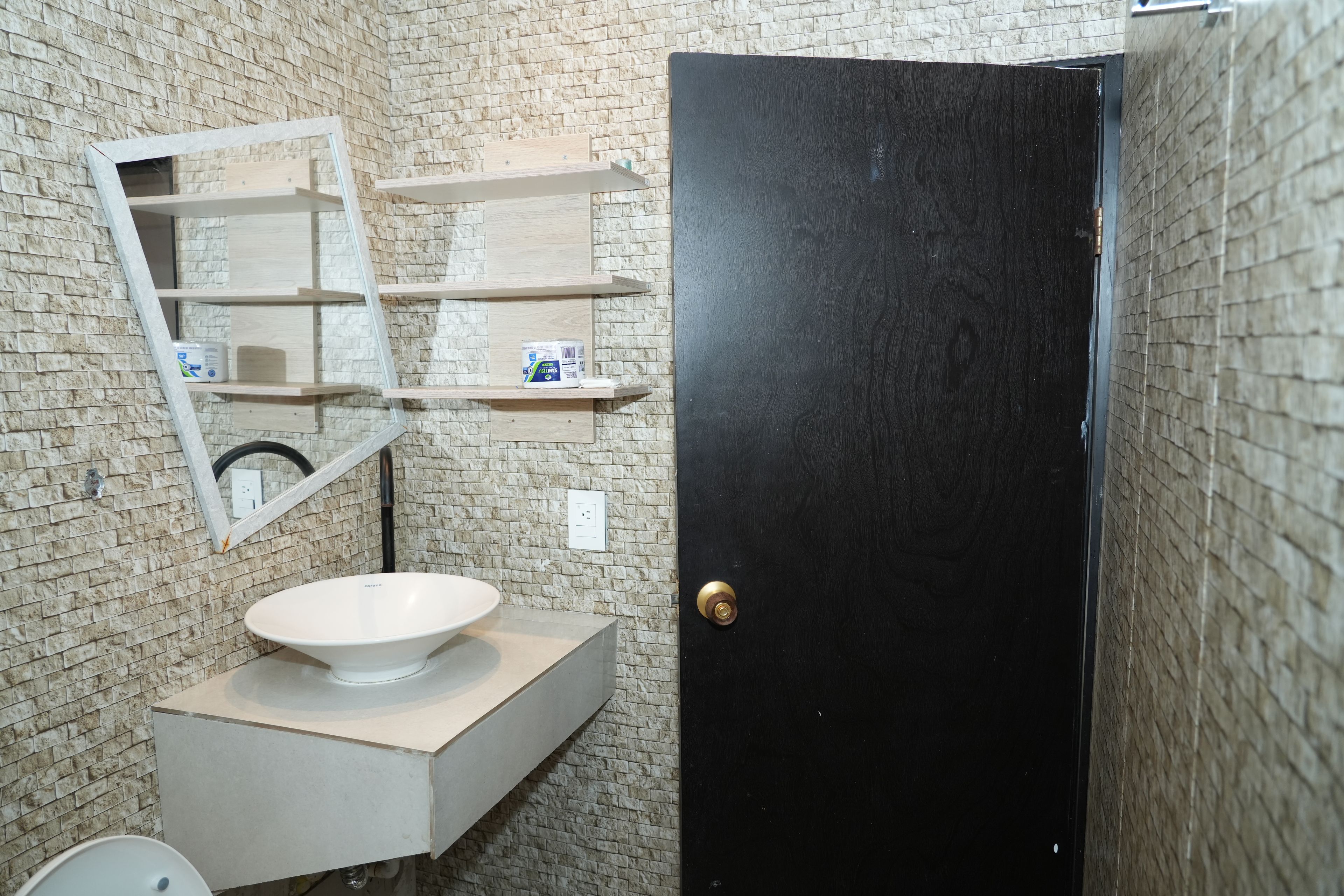 シャワー、タオル、石鹸、トイレットペーパー