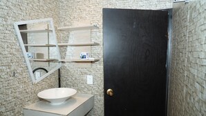 Buồng tắm vòi sen, khăn tắm, xà phòng, giấy vệ sinh 