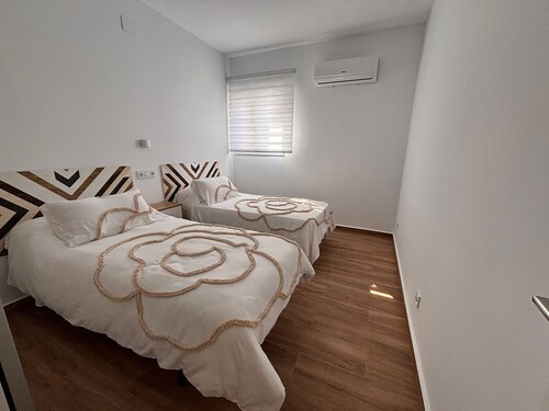 Maruchi Apartment: just 3 minutes from the A-4 (Exit 217). Free parking."