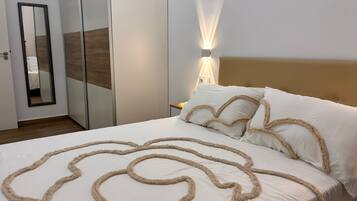 Iron/ironing board, WiFi, bed sheets