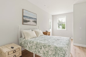 Tabla de planchar con plancha, wifi, ropa de cama