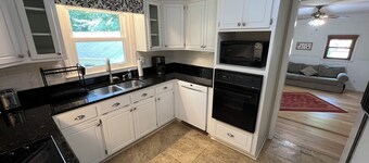 3 Miles from Stadium - Peaceful Wooded 3BR/2BATH Retreat