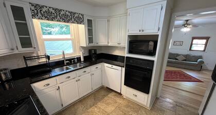 3 Miles from Stadium - Peaceful Wooded 3BR/2BATH Retreat