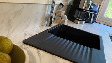 Coffee/tea maker, fridge, oven, stovetop