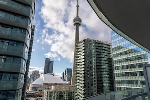 Un paysage urbain moderne caractérisé par des gratte-ciel, une tour imposante et une structure en forme de dôme.
