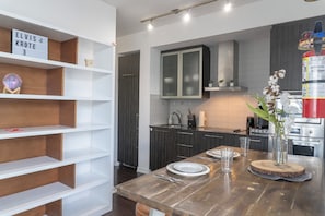 Private kitchen - CN Tower View 2-Bed+den, with parking 8 Guests (Toronto)