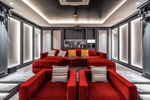 Ein modernes Wohnzimmer mit einem roten Sofagarnitur, einem Couchtisch und einem Kamin.