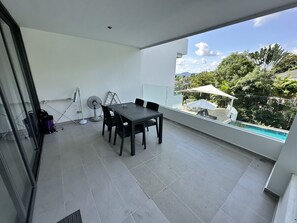 Outdoor dining - 2-bedroom apartment in brilliant Tambon Choeng Thale with AC and gym access (Tambon Choeng Thale)