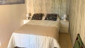 Iron/ironing board, WiFi, bed sheets