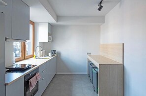 Private kitchen - Spacious 6-bedroom house in cool Kraków with AC (Kraków)