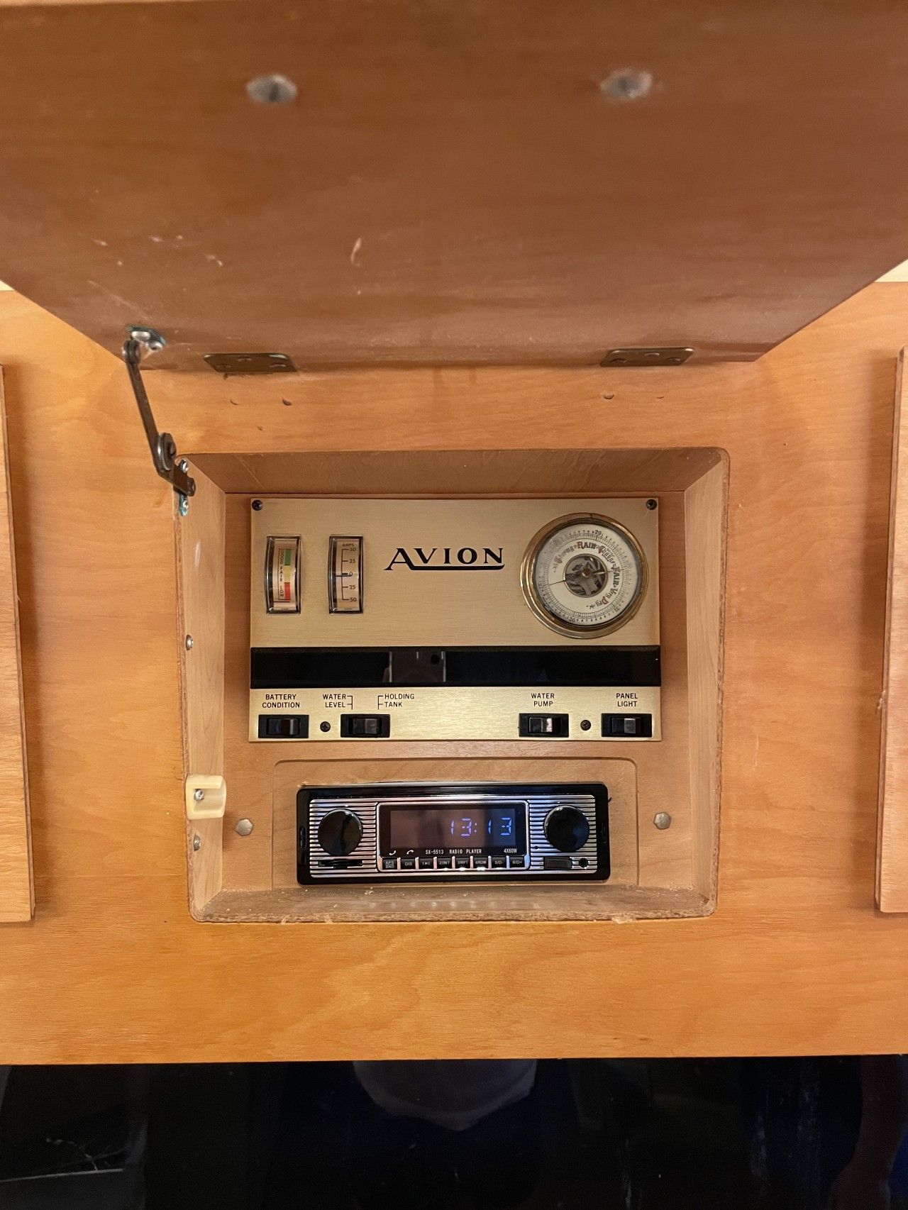 Ein Holzkabinet mit Radio und Uhr.
